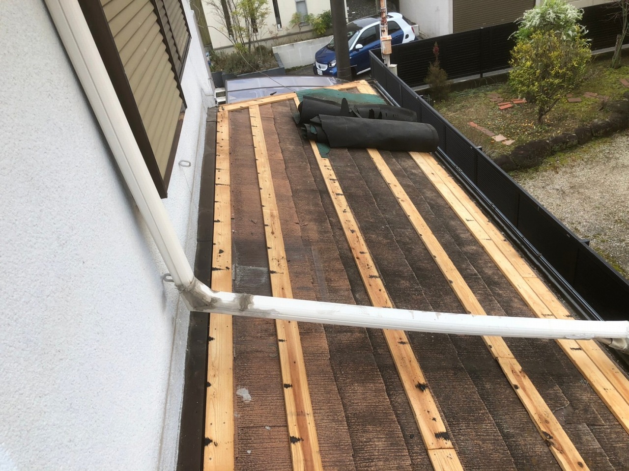 生駒市の葺き替え工事、下屋根の下地材を撤去